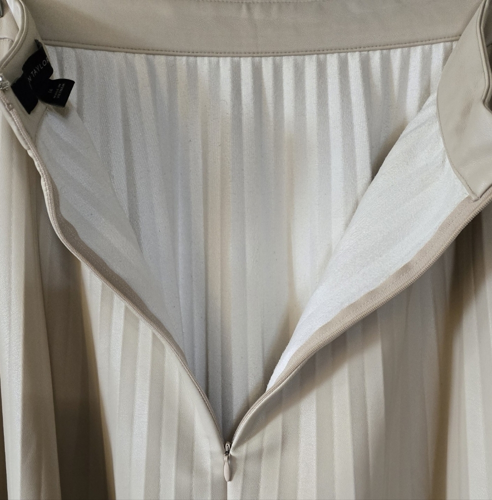 Luxurious Ann Taylor Ecru Ivory Stone Faux Leather Pleated Skirt Size 14 Women - Picture 5 of 7